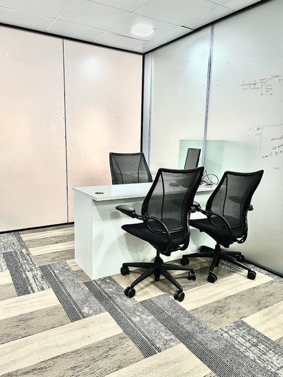 Novel Office Queens